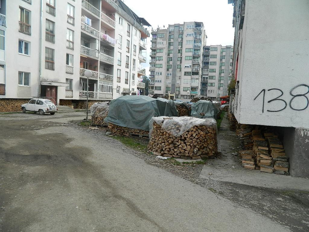 Izvor: Dan DRVA ZA OGRIJEV NASLOŽENA KOD STAMBENIH ZGRADA U BERANAMA/ D.J (Izvor: Dan)