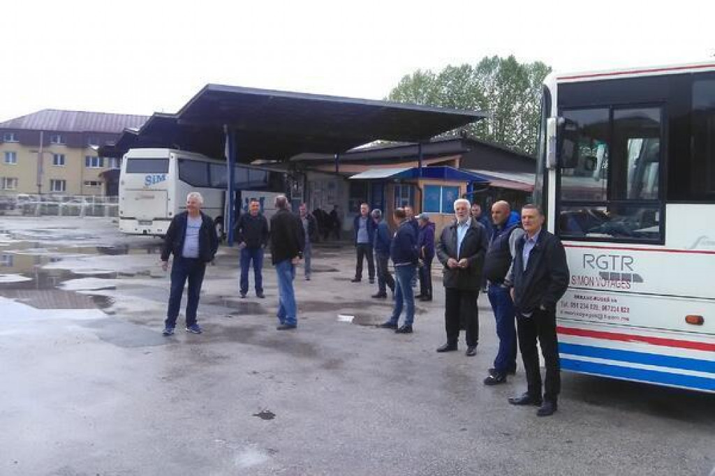 Izvor: Dan, BIVŠI RADNICI „SIMOV VOJAŽA” ŠTRAJKOVALI GODINU DANA/ D.J. 